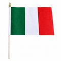 Italien Fahne am Stab auf weissem Hintergrund