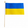 Ukraine Fahne am Stab auf weissem Hintergrund