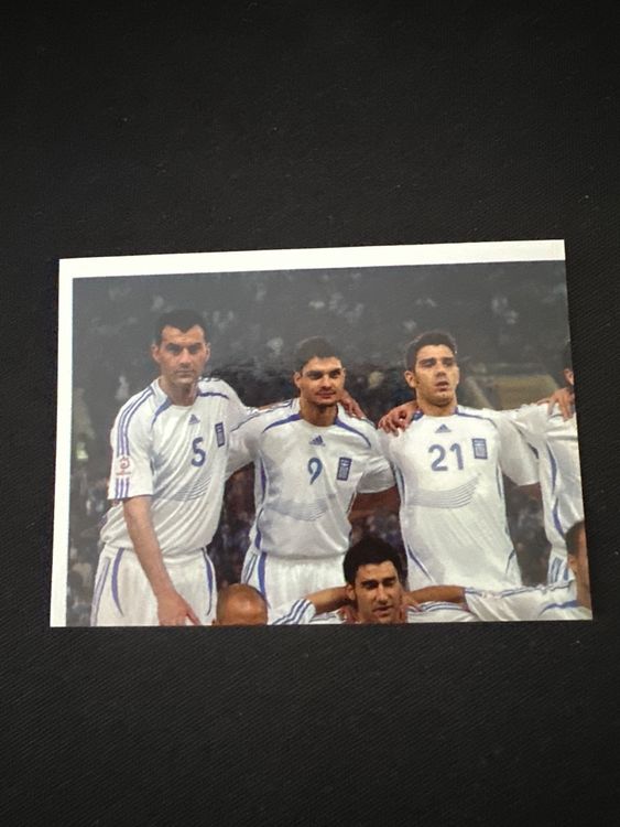 Panini UEFA EURO 2008 – Nr. 359 – Griechenland Mannschaft Teilbild oben links – Südamerika-Version – Originalfoto Vorderseite