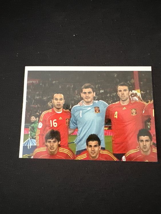 Panini UEFA EURO 2008 – Nr. 411 – Spanien Mannschaft Teilbild oben links – Südamerika-Version – Originalfoto Vorderseite