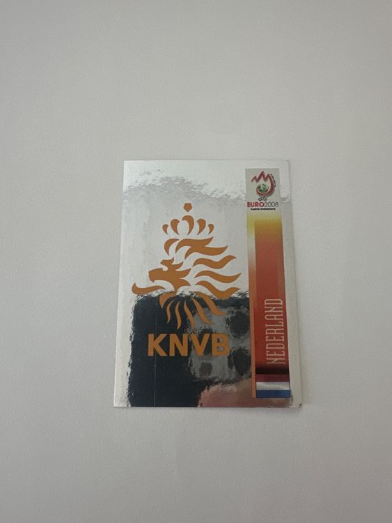 Panini UEFA EURO 2008 – Nr. 259 – Niederlande Logo – Schweizer Edition – Originalfoto Vorderseite