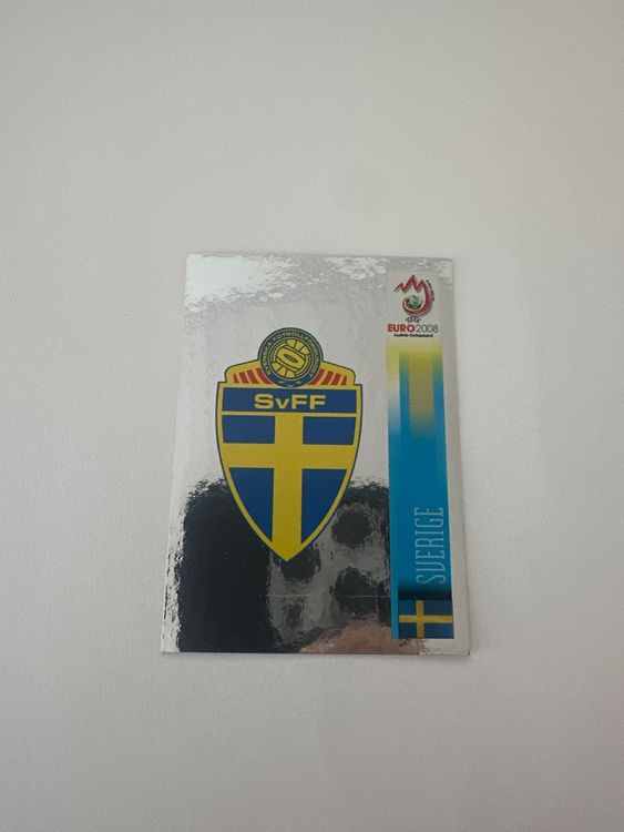 Panini UEFA EURO 2008 – Nr. 389 – Schweden Logo – Schweizer Edition – Originalfoto Vorderseite